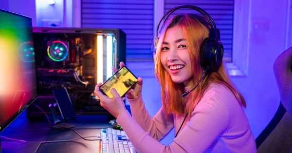 female playing mobile legends online