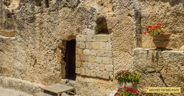 Admire the Garden Tomb