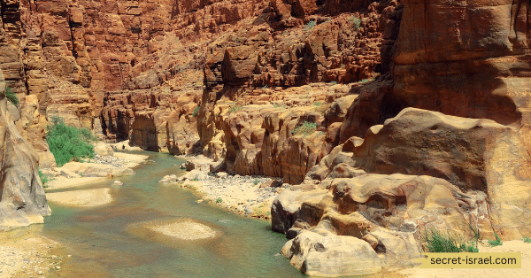 Canoe_paddle board in Wadi al Mujib